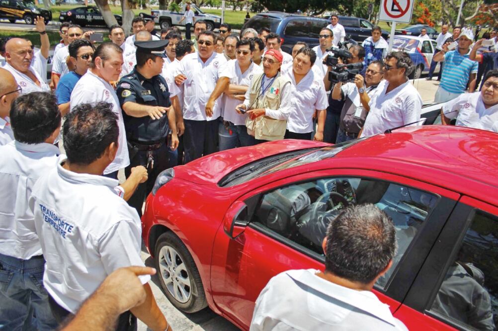 La operación de Uber ha motivado enfrentamientos y la destrucción de autos por parte del Frente Único de Trabajadores del Volante, el sindicato de taxistas más grande de Yucatán (CUAUHTÉMOC MORENO. EL UNIVERSAL)