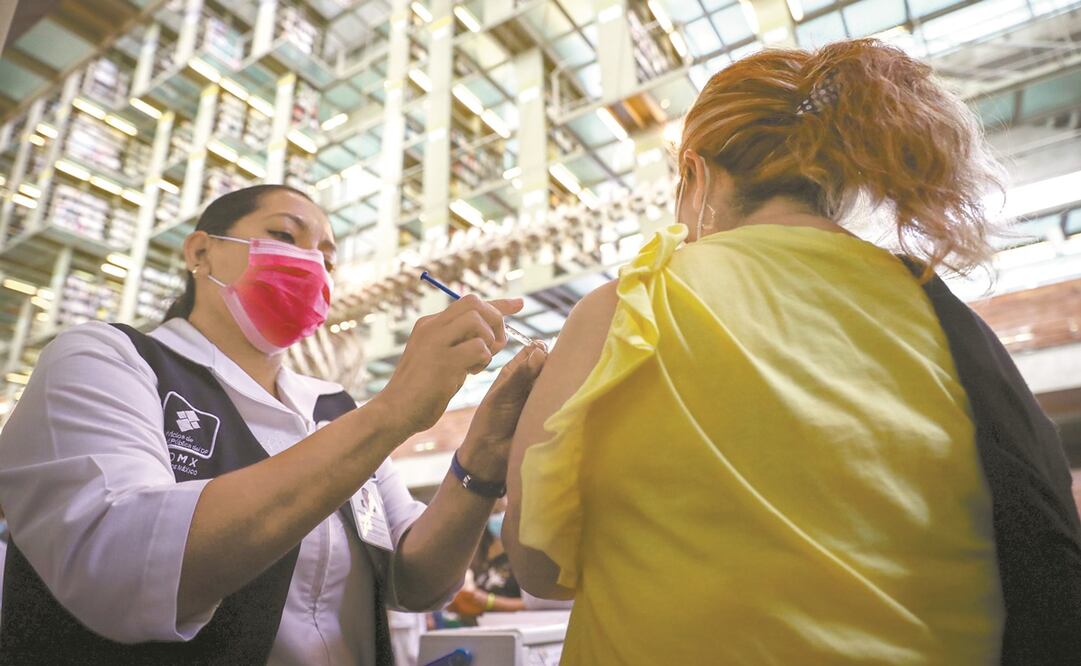 De acuerdo con la CDMX, 6 millones 152 mil 619 personas recibieron una dosis de la vacuna. Foto: Diego Simón/ EL UNIVERSAL.