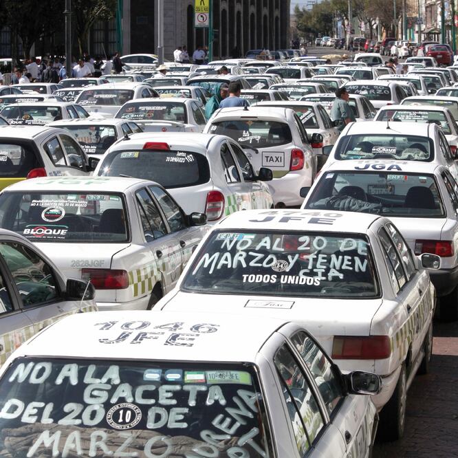 Transportistas mexiquenses se manifestaron ayer afuera del Congreso del Estado de México en apoyo a la iniciativa propuesta por el Partido del Trabajo. (JORGE ALVARADO. EL UNIVERSAL)