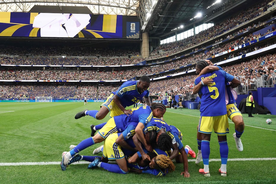 La selección de Curazao festeja su primer gol en la historia de la Copa del Mundo, durante la Fase de Grupos del Mundial 2026 ante Alemania - Foto: AFP