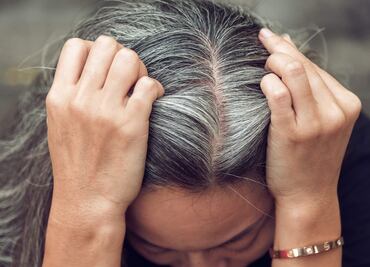 Errores comunes al teñir las canas que ponen en riesgo la salud