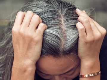 La verdadera razón por la que no debes arrancarte las canas