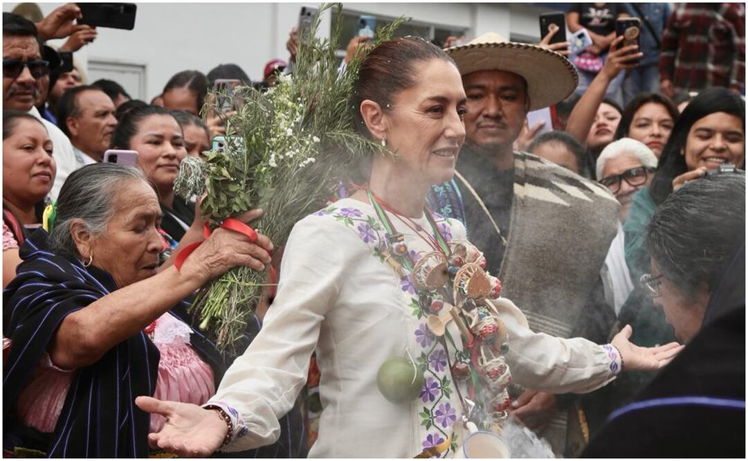 Le hacen limpia a Claudia Sheinbaum durante su visita en Michoacán. Foto: Valente Rosas/ EL UNIVERSAL