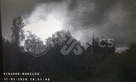 Bomberos controlan incendio en panteón San Nicolás Tolentino, en Iztapalapa