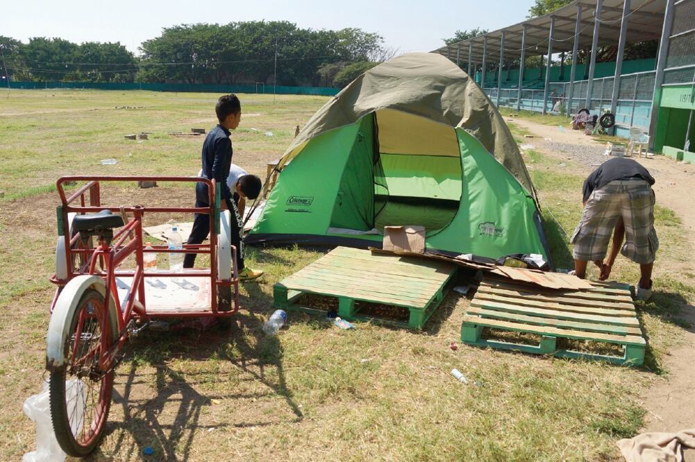 El sitio resguarda a cinco familias, las cuales están a merced de grupos de ciudadanos que, a bordo de vehículos, buscan robar provisiones que quedaron almacenadas (EDWIN HERNÁNDEZ. EL UNIVERSAL)