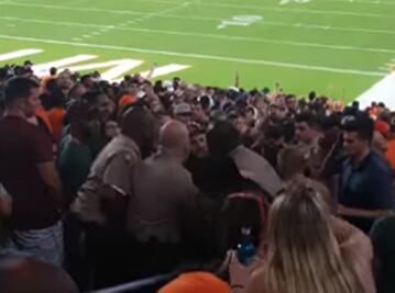 Policía golpea a una mujer en juego de Futbol Americano