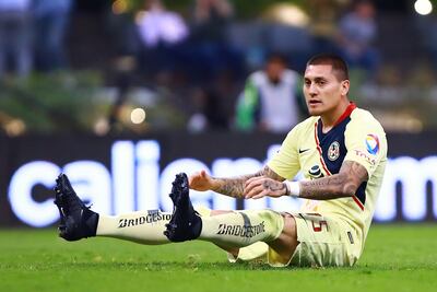 Nicolás Castillo hizo berrinche por salir de cambio en el Clásico