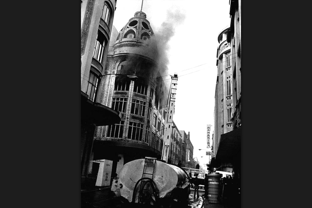 El incendio de la tienda Blanco, atribuido a un atentado de la organización guerrillera Unión del Pueblo, el 13 de mayo de 1978. Este edificio se encuentra en la esquina de 5 de Febrero y Venustiano Carranza, y fue planeado por Miguel Ángel de Quevedo en 1909 para el almacén Las Fábricas Universales; hoy es una sucursal de C&A. Imagen: Archivo El Universal
