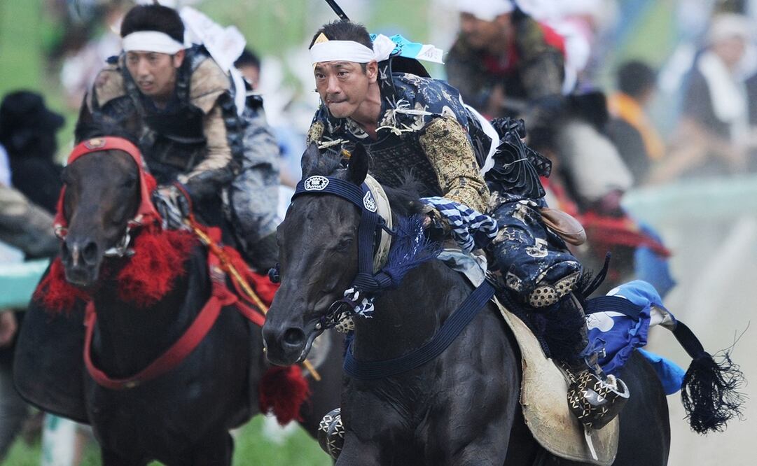 Personas, con armadura samurái durante el Festival anual Soma Nomaoi en Minamisoma, prefectura de Fukushima. Foto: AFP