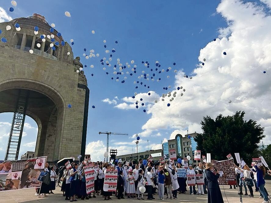 Como parte de la campaña Globos de Esperanza, cristianos evangélicos se manifestaron en el Monumento a la Revolución. Foto: Especial