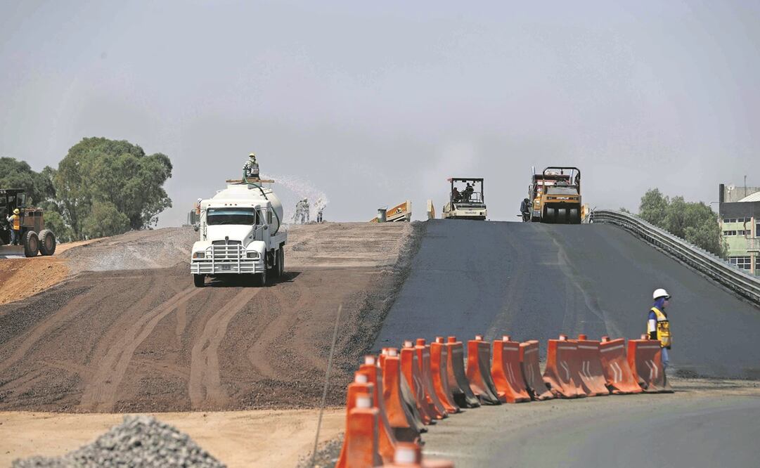 Trabajadores realizan aplanado de tierra en carriles sin pavimentar; asfaltado y soldadura de piezas metálicas. Foto: DIEGO SIMÓN/ EL UNIVERSAL