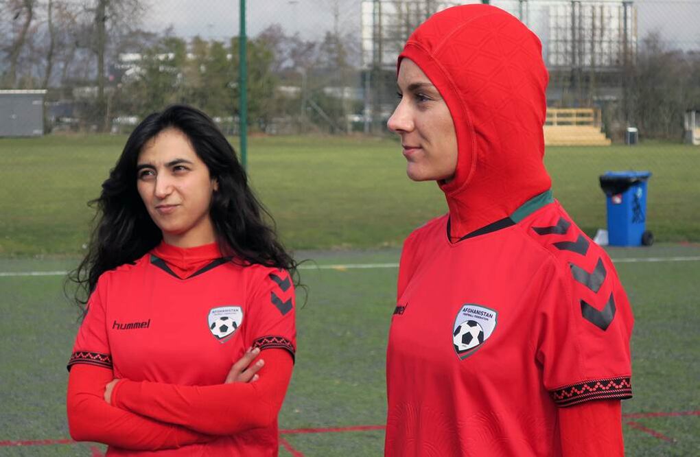 La jugadora de la selección de fútbol de mujeres de Afganistán, Shabnam Mabarz, derecha, utiliza un nuevo uniforme que incluye un hiyab integrado a la camiseta. Foto: Reuters