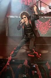 Bunbury celebra con una lluvia musical sus mutaciones 