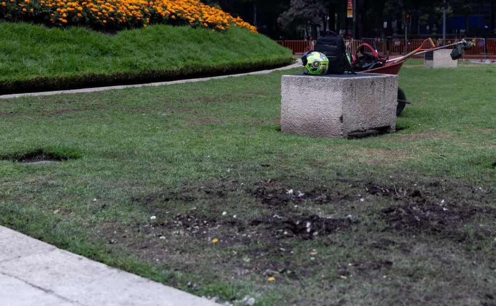 Retiran el antimonumento instalado frente al Ángel de la Independencia, colocado un día antes durante la marcha y acto conmemorativo por el primer aniversario de la desaparición de Ana Ameli. La estructura, que hacía referencia a las más de 135 mil personas desaparecidas en México, fue removida de la vía pública.

Foto: Osmar Alvarado | El Universal.