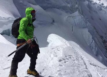 Peru rescuers search for climbers missing after avalanche