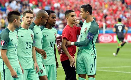 Voluntario se cuela en la foto de Portugal