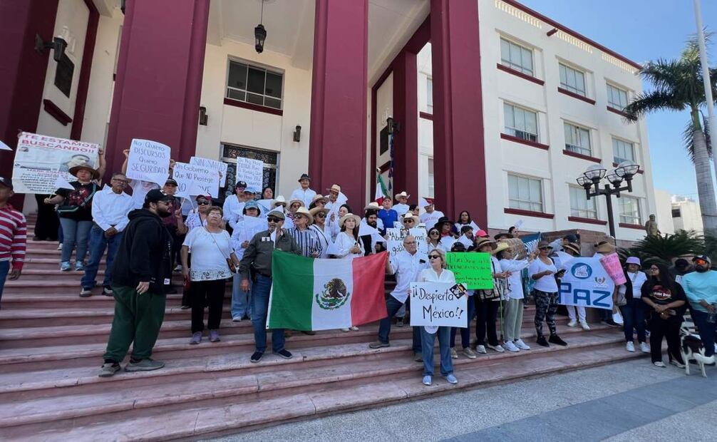 Con diversas consignas como “Despierta México” y “México escucha esta es tu lucha”, en varias ciudades de Tamaulipas como Ciudad Victoria, Tampico y Matamoros grupos de personas de sumaron a la convocatoria para marchar por la paz en el país.
Foto: Roberto Aguilar
