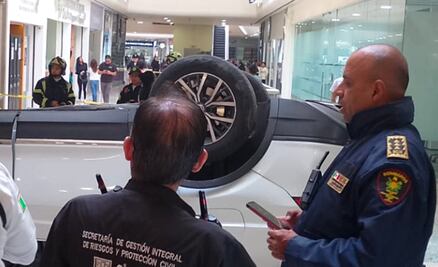 FOTOS: Cae auto al interior de plaza comercial en plaza de Cuajimalpa
