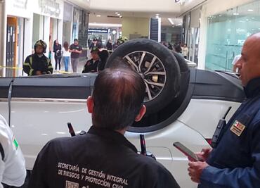 FOTOS: Cae auto al interior de plaza comercial en plaza de Cuajimalpa
