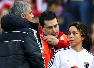 Bella médico del Chelsea se defiende de 'Mou'