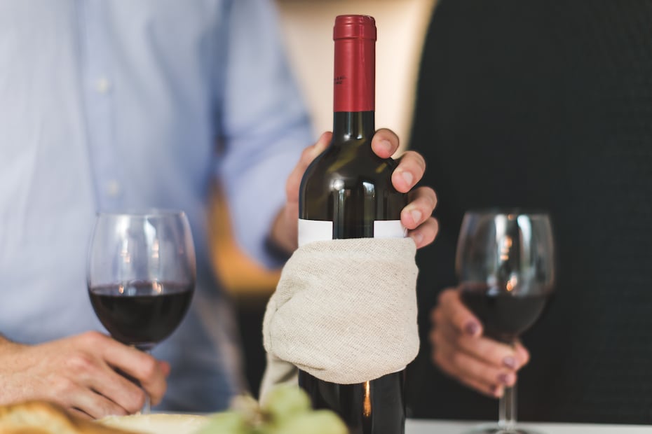 Una visita a un viñedo permite conocer el proceso detrás de cada botella, desde el cultivo de la uva hasta las técnicas utilizadas para su producción. Foto: Pexels