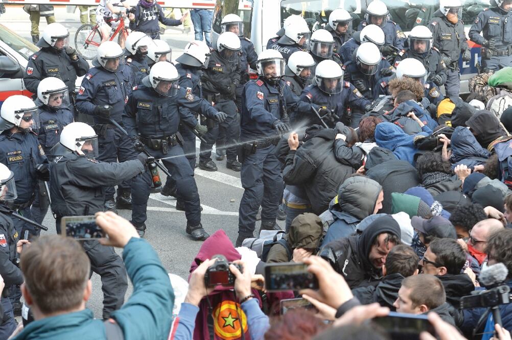 Policías dispersan una protesta en el paso de Brenner, en el límite austro-italiano, para denunciar el cierre de fronteras en la Unión Europea (KERSTIN JOENSSON. AP)