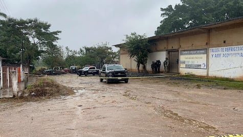 Asesinan a tiros a cuatro hombres dentro de negocio en Acayucan, Veracruz; sicarios logran escapar