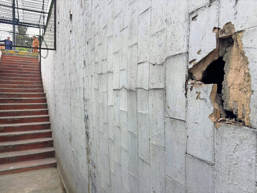 En los túneles peatonales de la calzada San Antonio Abad han aparecido grietas en techos y muros, denunciaron vecinos de la colonia Vista Alegre. Foto: Juan Carlos Williams / EL UNIVERSAL