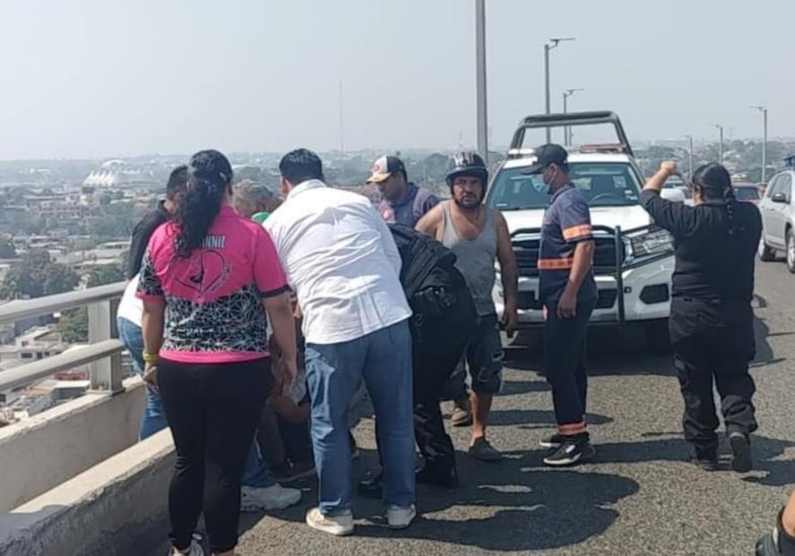 Policías y ciudadanos salvaguardan a menor en Tamaulipas. Foto: Especial