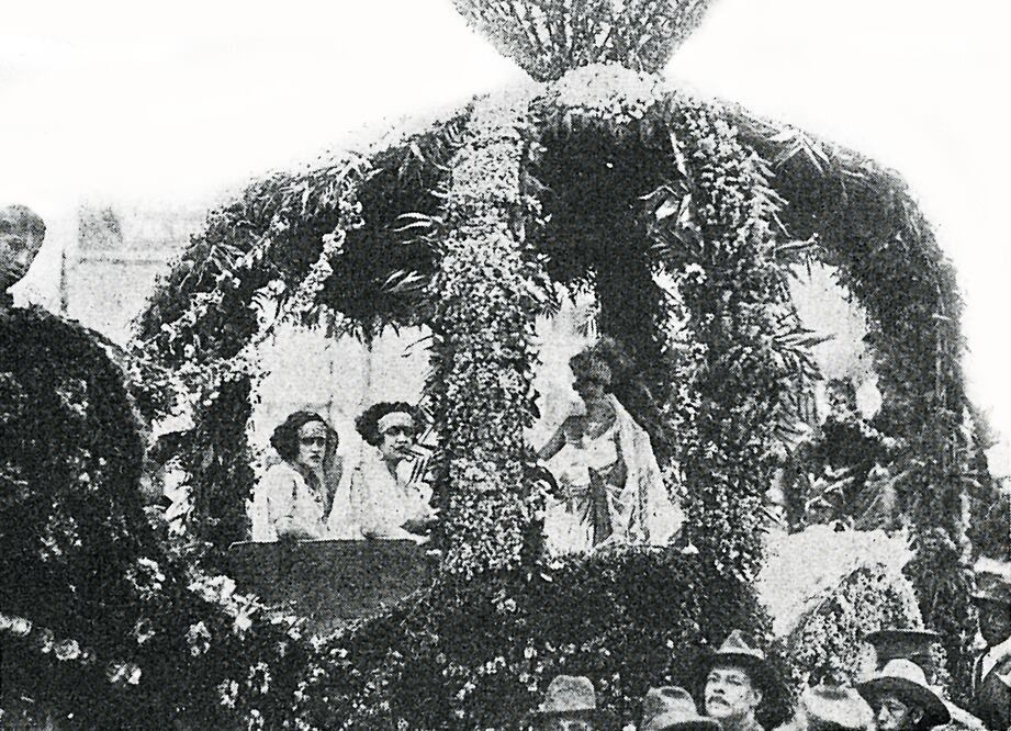 Así eran los desfiles y bailes de primavera