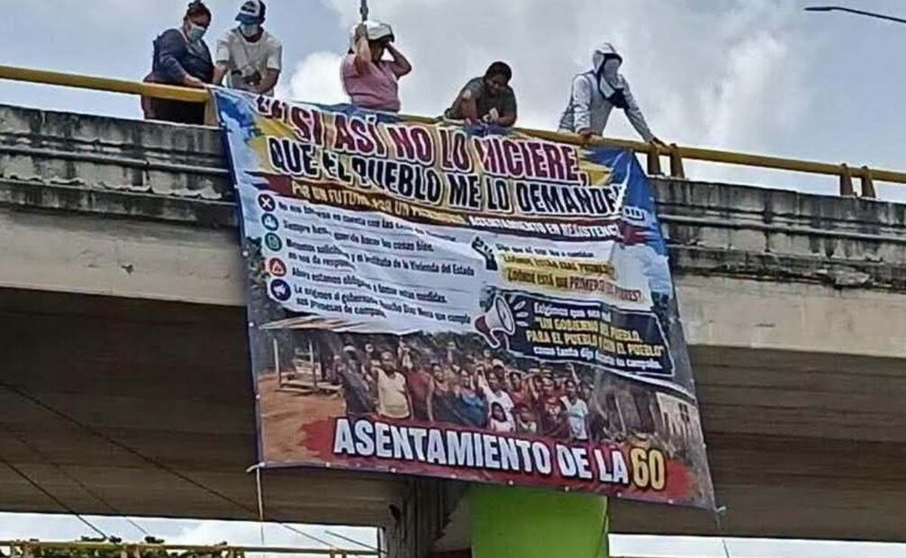 Desalojo de predio en Mérida provoca bloqueos; paracaidistas exigen diálogo con el Gobierno.
Foto: Especial.
