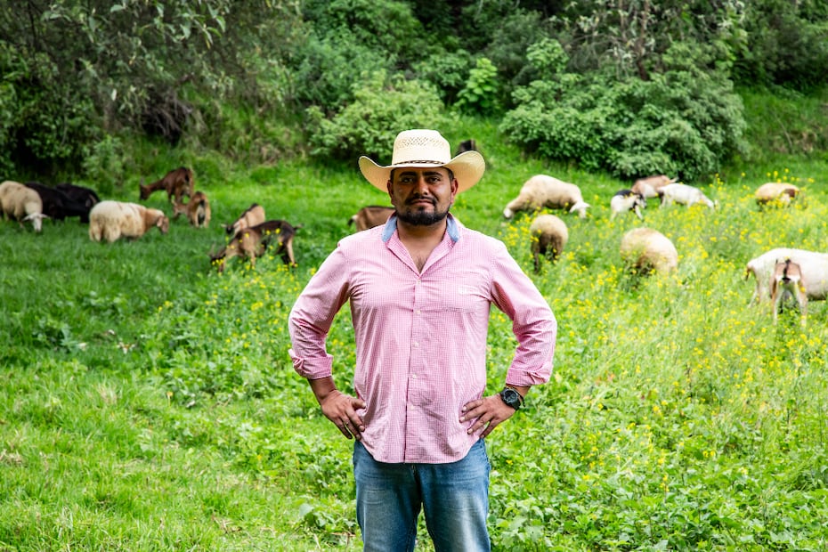 Adán Caldiño De La Torre comenzó La Remigia en 2014. Él, su familia y equipo elaboran diferentes alimentos a partir de leche de cabra, vaca y oveja. Foto: Jorge Garaiz