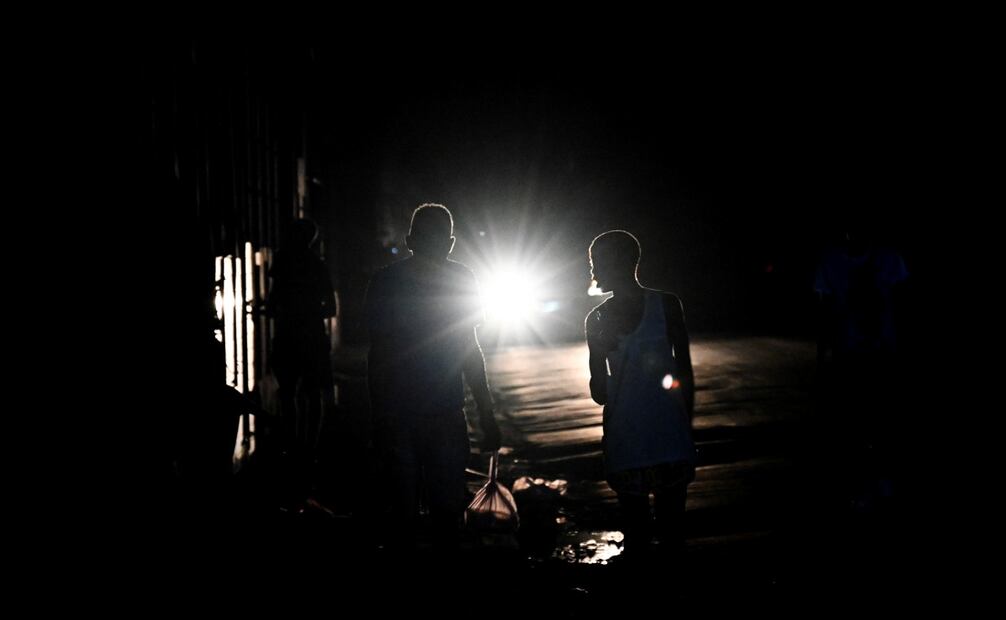 Cuba intenta recuperar su generación de energía el sábado por la mañana mientras millones de personas llevaban más de 24 horas sin luz. (15/03/25) Foto: AFP