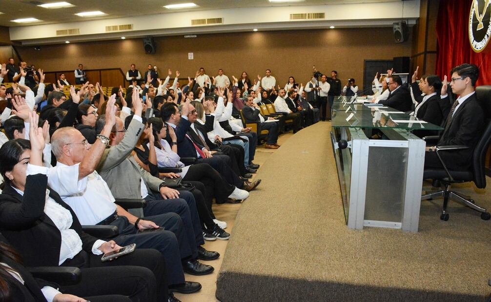 La ceremonia de toma de protesta ante la Junta Permanente de la Universidad se realizó en el Teatro Universitario del edificio de Rectoría, en Ciudad Victoria. Foto: Especial.