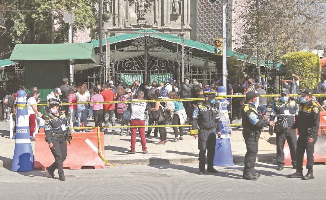 A pesar de que San Hipólito ayer estaba cerrado para evitar aglomeraciones, desde las 09:00 horas feligreses acudieron para pagar mandas o dar las gracias, desde afuera del recinto, a San Judas Tadeo. Foto: Carlos Mejía. EL UNIVERSAL