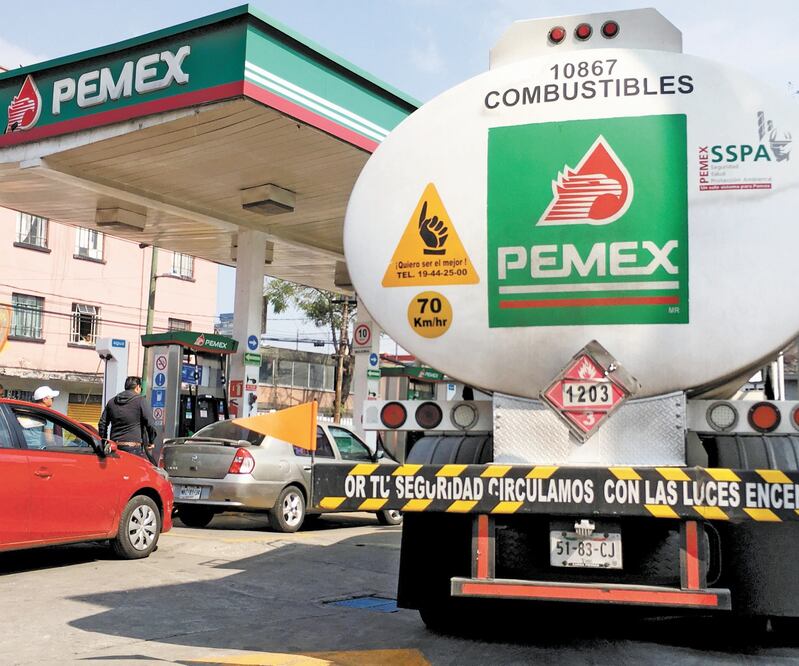 Si Pemex no tiene la rectoría en la distribución de los combustibles, el huachicoleo prevalecerá, afirmó el Jefe del Ejecutivo. Foto: ARCHIVO EL UNIVERSAL
