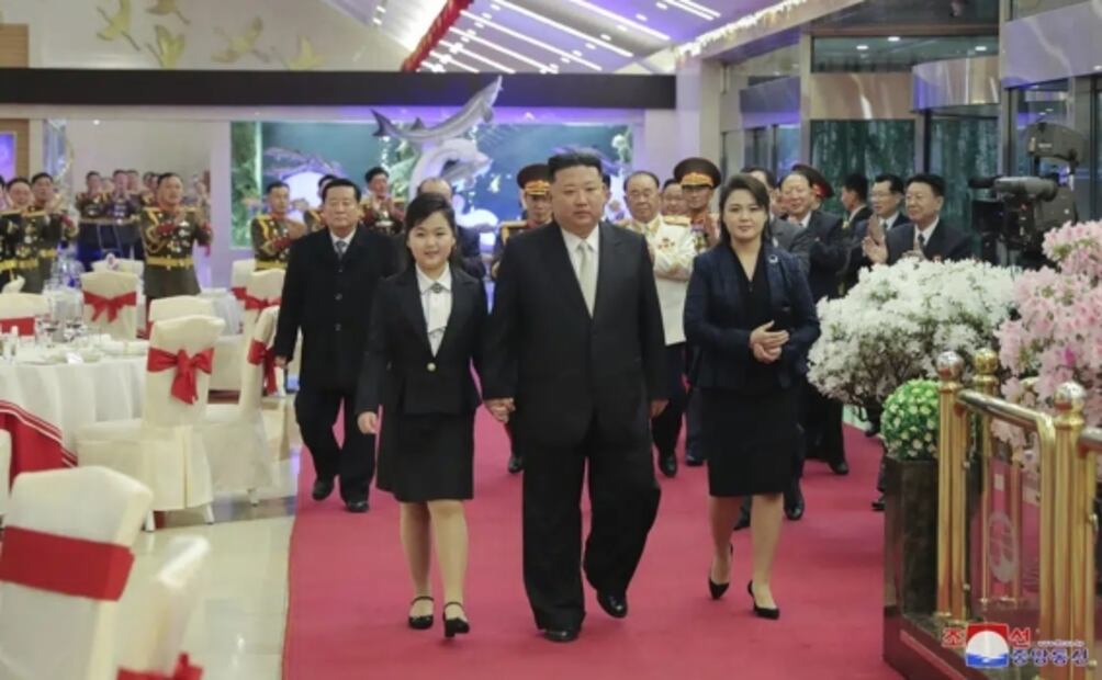 Líder de Norcorea y su hija visitan un cuartel por 75 aniversario del ejército