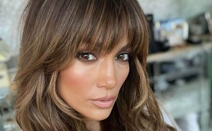 JLo muestra cómo llevar un layering con collares y camisa abierta