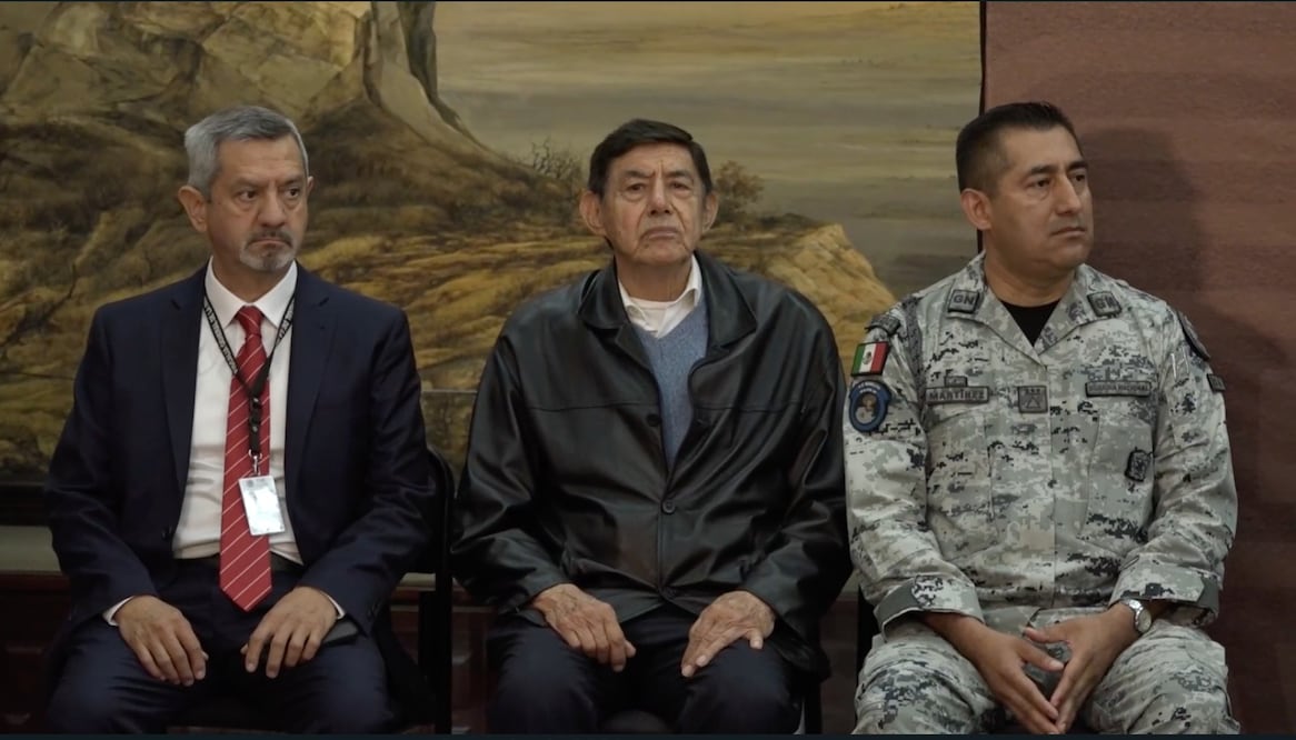 El general Tomás Ángeles Dauahare (centro) llega al gobierno de Morelos como asesor en materia de seguridad. Fue presentado este miércoles 2 de octubre de 2024. (Foto: especial)