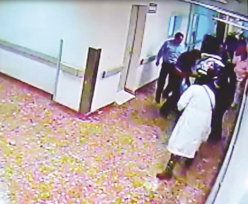 En la filmación se observa el momento en el que Sebastián Lerdo de Tejada ingresa al hospital por un pasillo que no es el área urgencia (ESPECIAL)