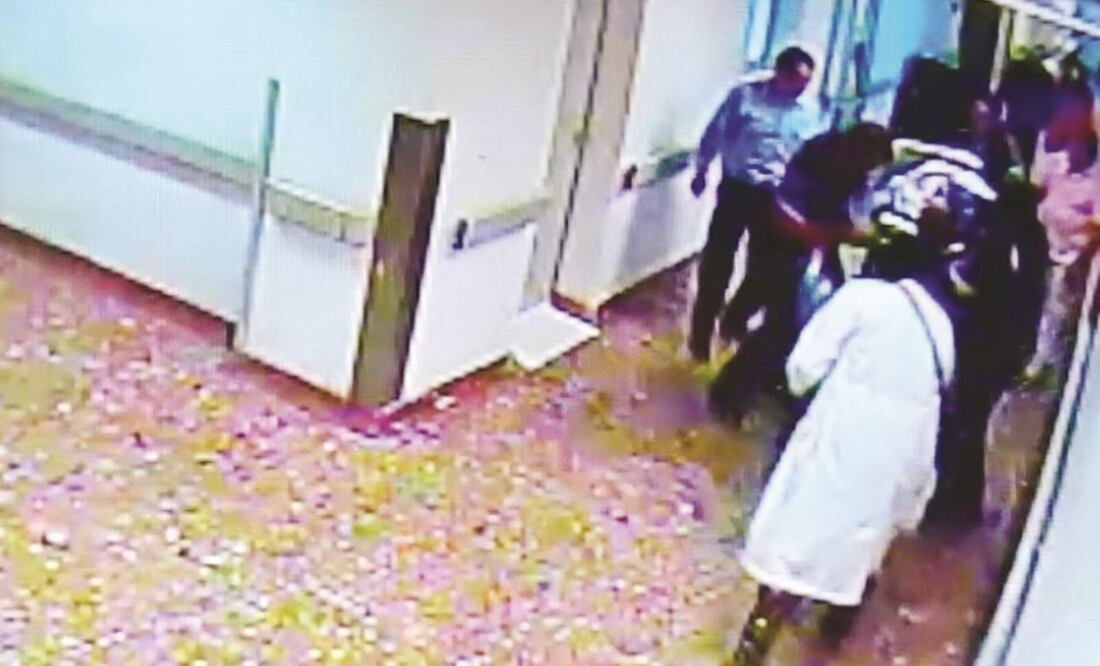 En la filmación se observa el momento en el que Sebastián Lerdo de Tejada ingresa al hospital por un pasillo que no es el área urgencia (ESPECIAL)