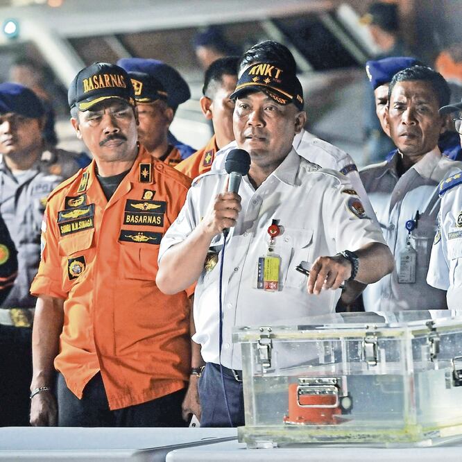 El director del Comité Nacional de Seguridad en el Transporte de Indonesia, Soerjanto Tjahjono, habló ayer del hallazgo de una caja negra del avión desplomado. (VERI SANOVRI. XINHUA)