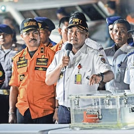 Hallan una caja negra de avión indonesio caído