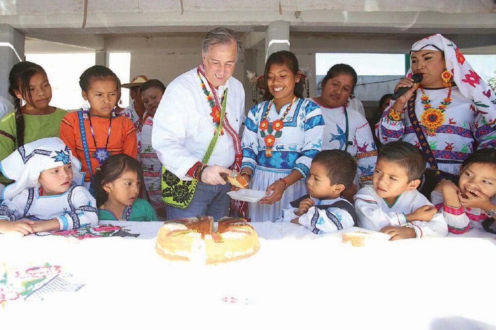 De gira por Nayarit, el precandidato a la Presidencia por el PRI-PVEM-Panal, José Antonio Meade, partió la tradicional Rosca de Reyes en una comunidad huichol y posteriormente escuchó a niños de preescolar entonar el Himno Nacional. (CORTESÍA)
