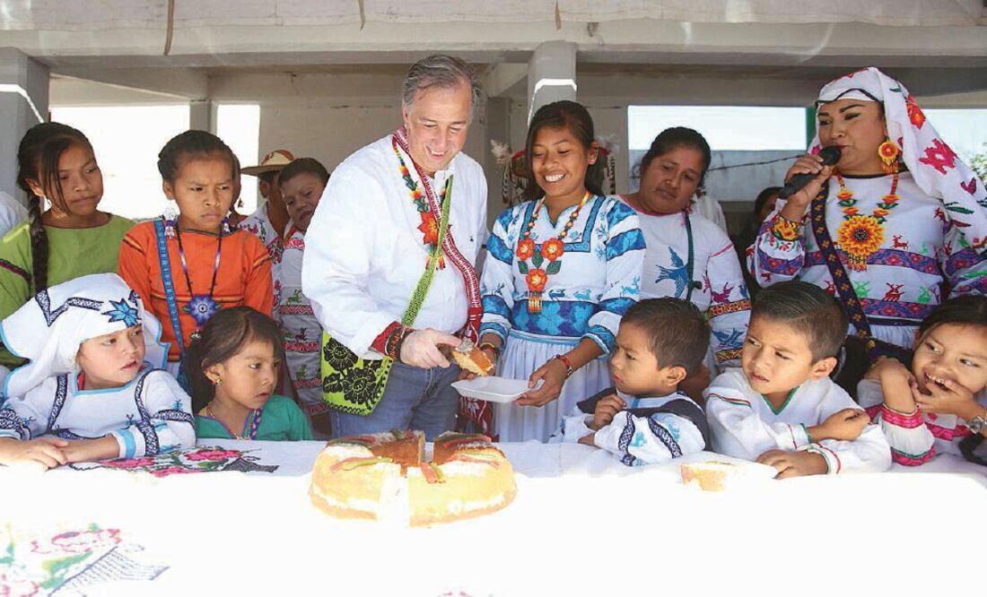 De gira por Nayarit, el precandidato a la Presidencia por el PRI-PVEM-Panal, José Antonio Meade, partió la tradicional Rosca de Reyes en una comunidad huichol y posteriormente escuchó a niños de preescolar entonar el Himno Nacional. (CORTESÍA)