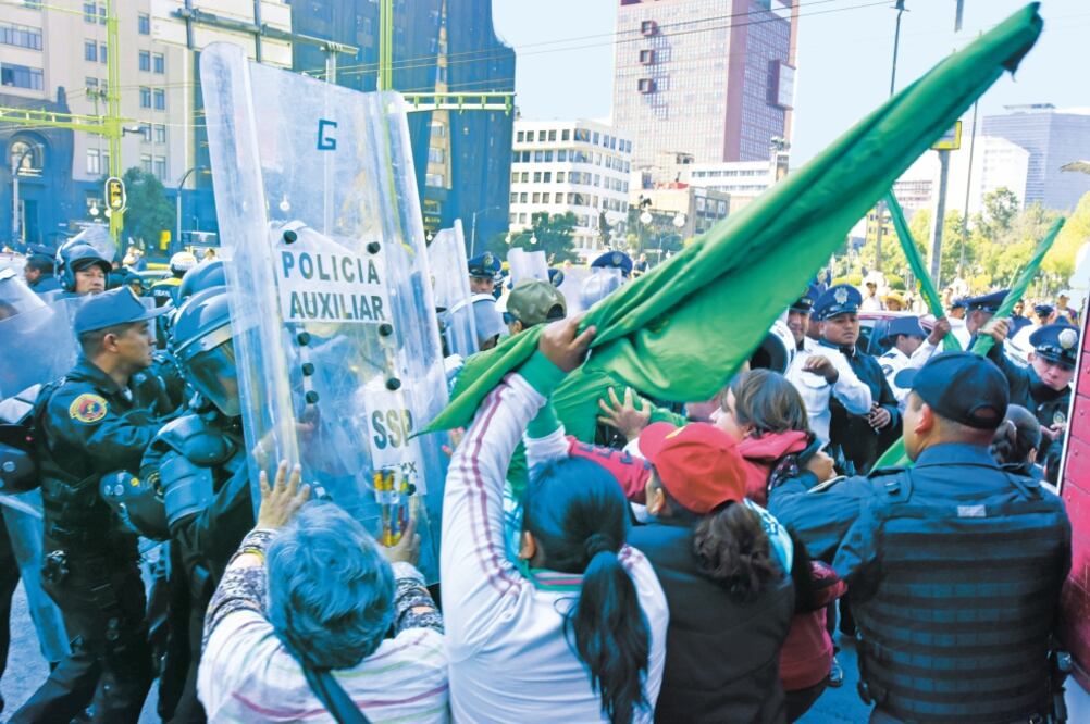 Organizaciones campesinas bloquearon el Eje Central, pretendían llegar al Zócalo; policías capitalinos impidieron su paso y se inició un enfrentamiento (CUARTOSCURO)