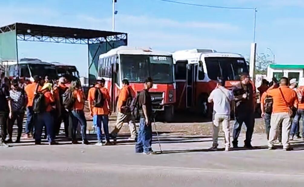 PARO EN EL TRANSPORTE PÚBLICO PROVOCÓ QUE CIENTOS DE PERSONAS NO LLEGARAN A TIEMPO A SU TRABAJO EN HERMOSILLO. Foto: Especial