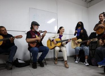 VIDEO: Sheinbaum toca la "Guacamaya" junto con alumnos de PILARES "Parque Abasolo" en la Cuauhtémoc