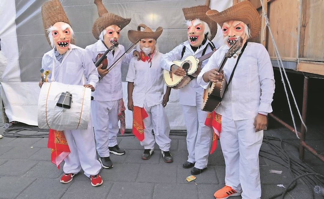 Al encuentro, acudieron desde la región Cañada de Oaxaca, siete grupos de músicos, quienes son compositores íntegros de sus sones. Foto: Isela Hinojoza/EL UNIVERSAL