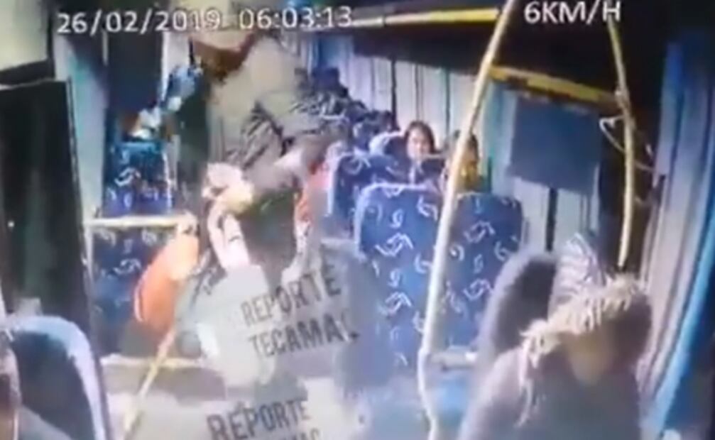 Captan en video a asaltante que golpea a pasajera por esconder su bolsa en Tecámac